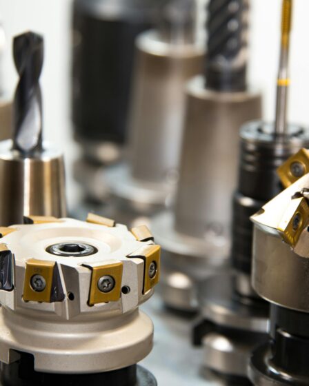 Taśmy nierdzewne w trwałych rozwiązaniach montażowych